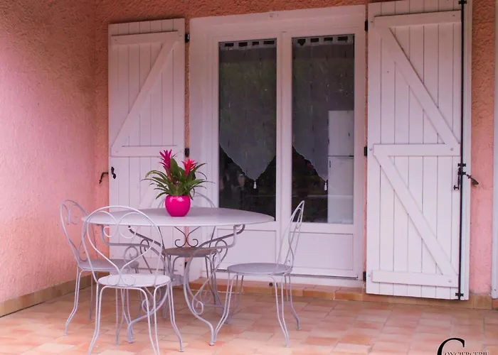 فيلة Aux Portes De La Camargue